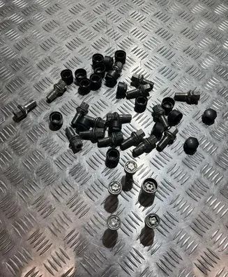 Audi Q4 Sportback e-tron Anti-theft wheel nuts and lock VW22151
