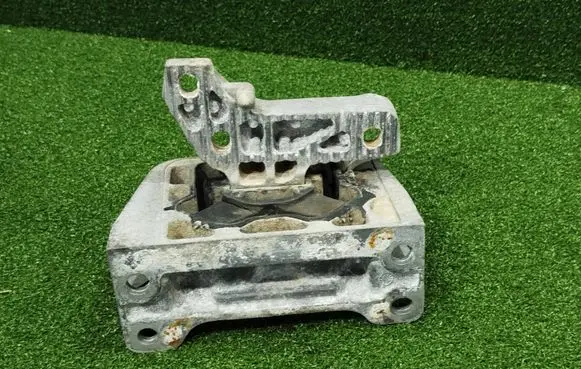 Engine mount bracket