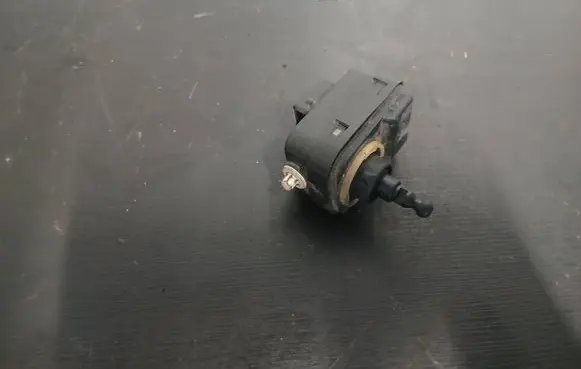 Volvo S80 Headlight level adjustment motor 89024777