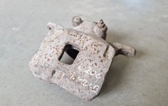 Mitsubishi L200 Front brake caliper