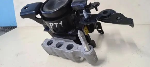 Toyota RAV 4 (XA50) Engine mount bracket