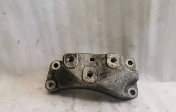 Audi Q3 8U Engine mounting bracket 5N0199117