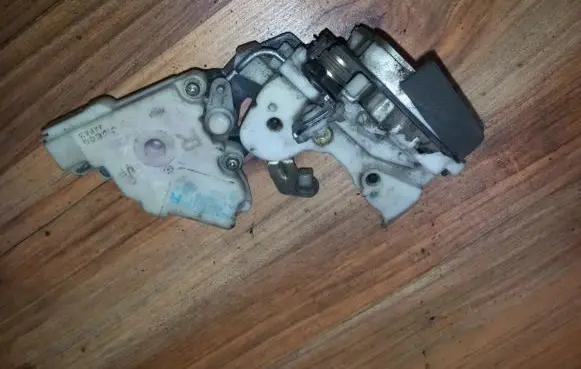 Nissan Primera Rear door lock 8255250J00 89-A521