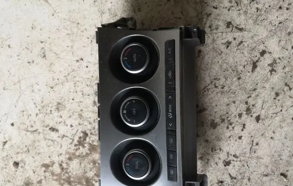 Mazda 3 II Climate control unit BBT361190K