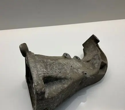 Engine mounting bracket