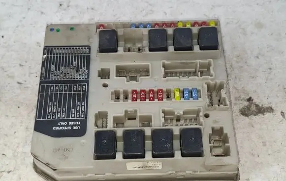 Nissan Micra Fuse module 284B7AX615 R0117 5D25