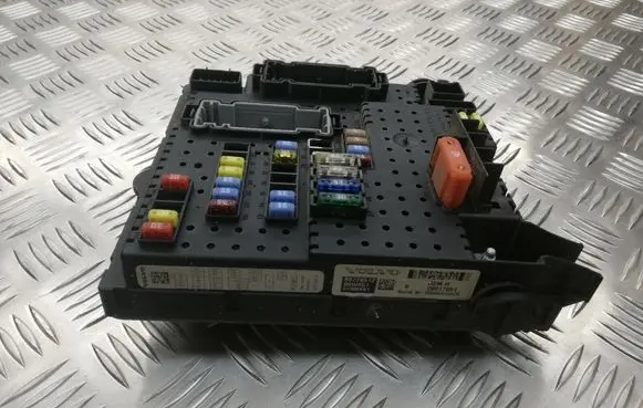 Volvo V70 Fuse module 28017881
