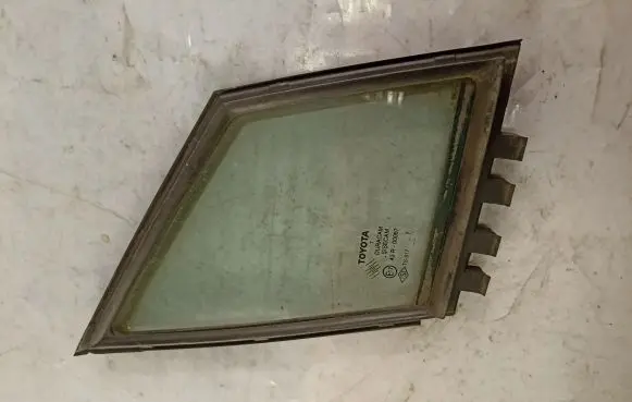 Toyota Corolla Verso AR10 Front triangle window/glass 682150F010 43R00097