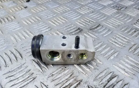 Hyundai ix35 Air conditioning (A/C) expansion valve 977752Y100