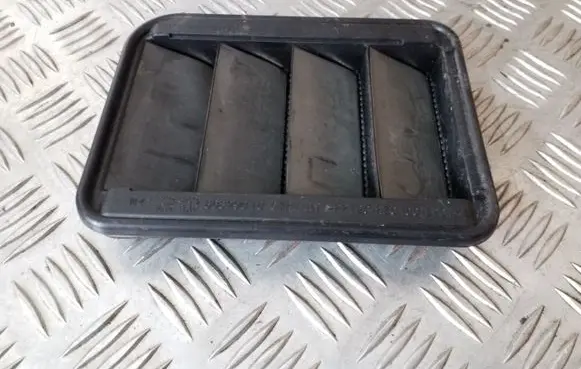 BMW 1 F20 F21 Quarter panel pressure vent 9201647
