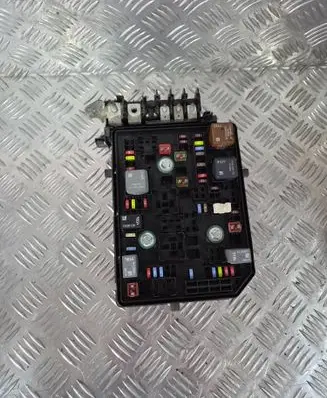 Opel Astra K Fuse module 39040849
