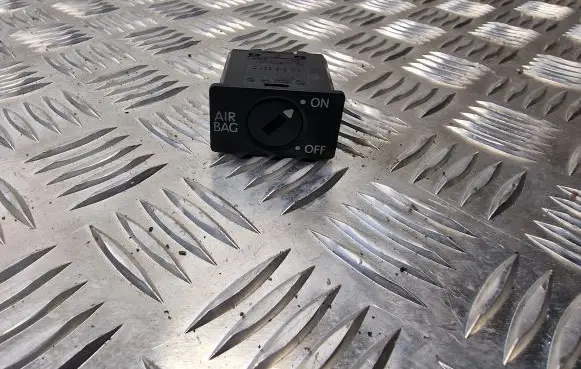 Passenger airbag on/off switch