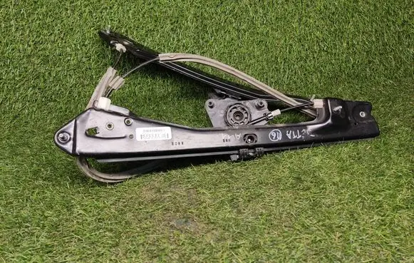 Volkswagen Jetta VI Front window lifting mechanism without motor 5C6837462L