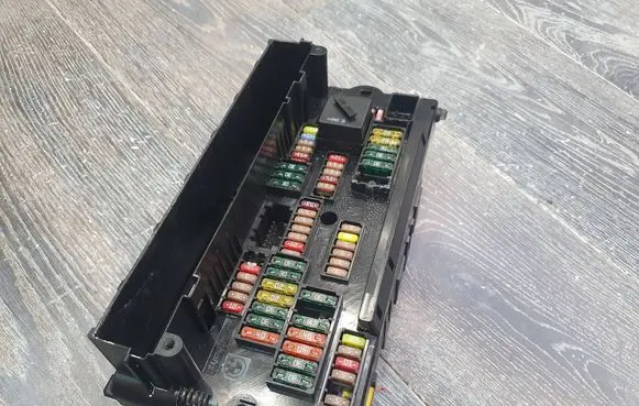 BMW 5 F10 F11 Fuse module 117033442D 9210861 00348794