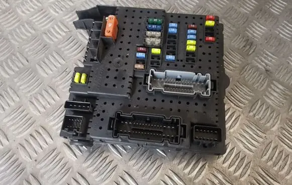 Volvo V70 Fuse module 30728512 06W033