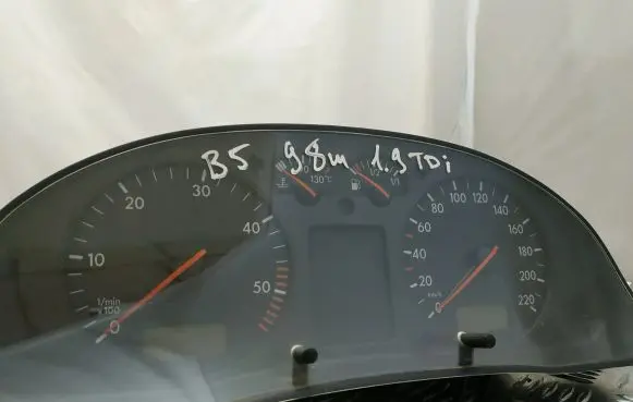 Volkswagen PASSAT B5 Speedometer (instrument cluster) 3B0919881N