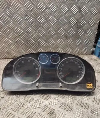Volkswagen PASSAT B5.5 Speedometer (instrument cluster) 3b0920827