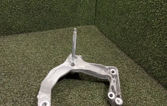 Porsche Cayenne (9Y0 9Y3) Engine mount bracket 06M260885R 06M260885