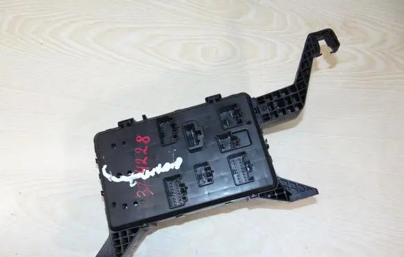 Ford Mondeo Mk III Fuse module 4S7T14A073AB 1372046