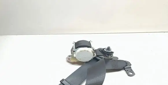 BMW X3 E83 Front seatbelt 3303330