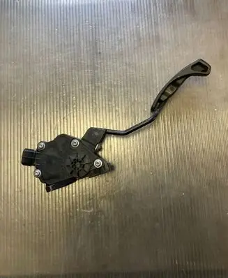 Toyota Prius (XW30) Accelerator throttle pedal 7811012040 04M20D01001