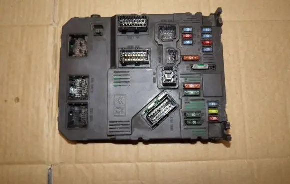 Citroen Berlingo Fuse module 9643498980