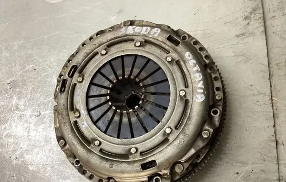Skoda Octavia Mk2 (1Z) Clutch set kit 3082000