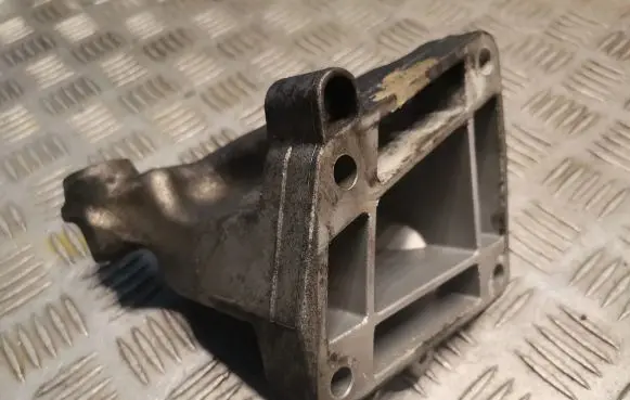 Mercedes-Benz CLK A209 C209 Engine mounting bracket 6422230104