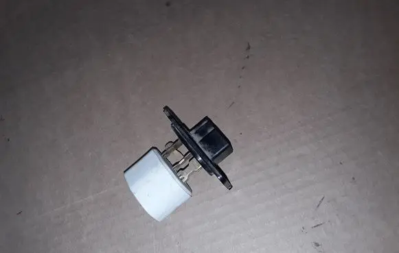 Hyundai Trajet Heater blower motor/fan resistor NOCODE