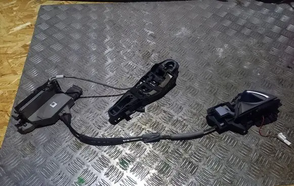 Citroen DS5 Front door lock 9686919180