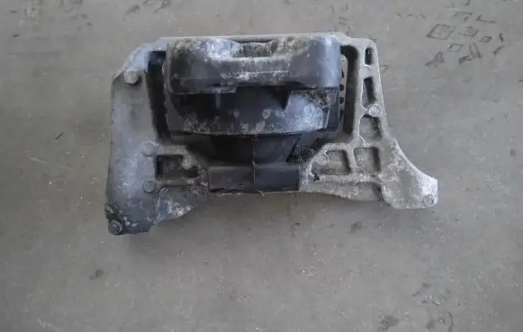 Ford Kuga I Engine mount bracket 7M516F012YB