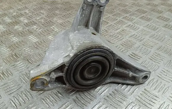 Engine mount bracket