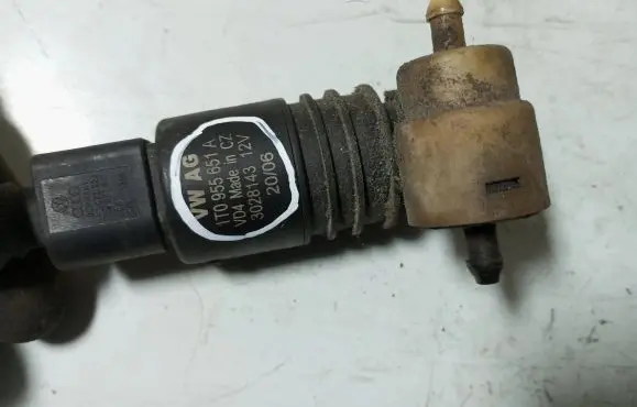 Volkswagen Touran I Windscreen/windshield washer pump 1T0955651A