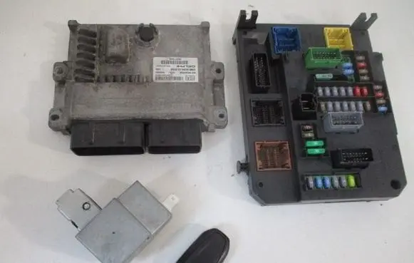 Citroen C4 II Picasso Engine ECU kit and lock set 9804828580