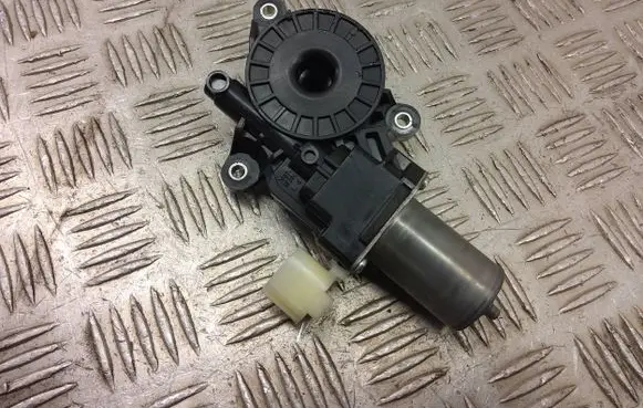 Suzuki SX4 S-Cross Front door window regulator motor 8343061m10