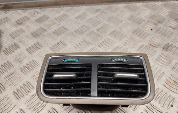 Audi Q5 SQ5 Rear air vent grill 8K0819203E 8K0819203
