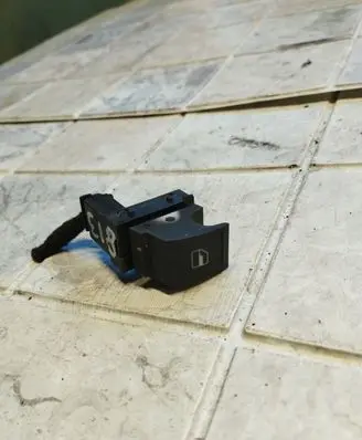 Volkswagen Golf V Electric window control switch