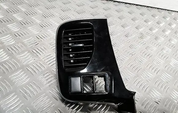 Moldura protectora de la rejilla de ventilación lateral del panel