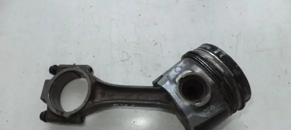 Volkswagen Golf V Piston with connecting rod
