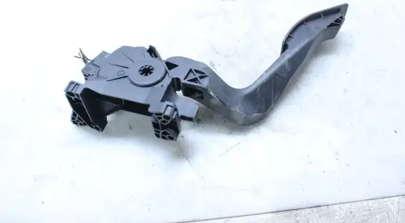 Accelerator throttle pedal