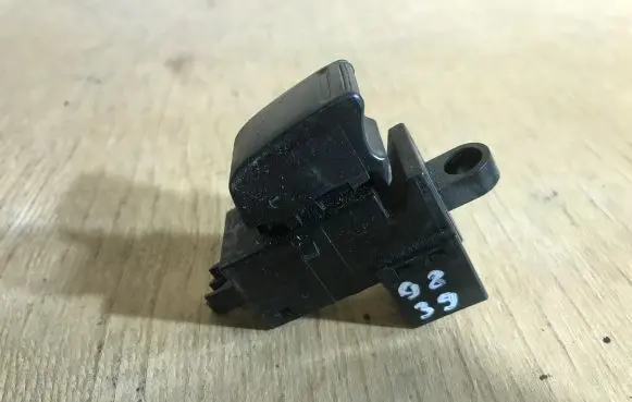 Nissan Primera Electric window control switch 25411AV600