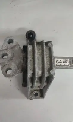 Opel Insignia A Engine mount bracket 13227717
