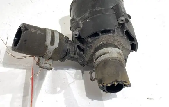 Ford Focus Oil filter mounting bracket JX6118D473PB