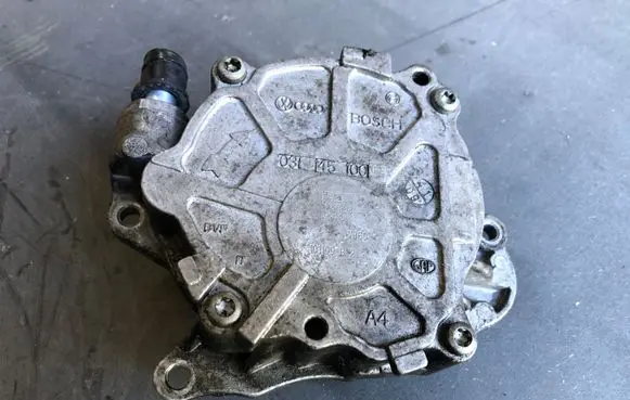 Volkswagen PASSAT B6 Vacuum pump 03L145100F