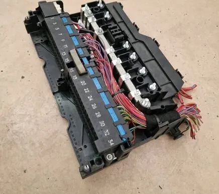 BMW 3 E46 Fuse module 8364542