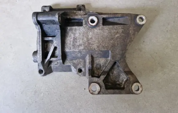 Mitsubishi L200 A/C compressor mount bracket MN123630