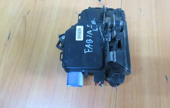 Skoda Fabia Mk1 (6Y) Front door lock 3B1837015AM