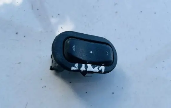 Opel Zafira A Electric window control switch 90561388