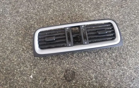 Skoda Fabia Mk2 (5J) Dash center air vent grill 5J0820951S 5J0820951