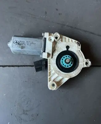 Mercedes-Benz A W169 Front door window regulator motor 996145102